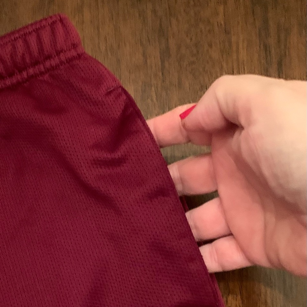Under Armour Mens Shorts Burgundy Size SM/P W/White Draw String Side Pockets - Picture 7 of 8
